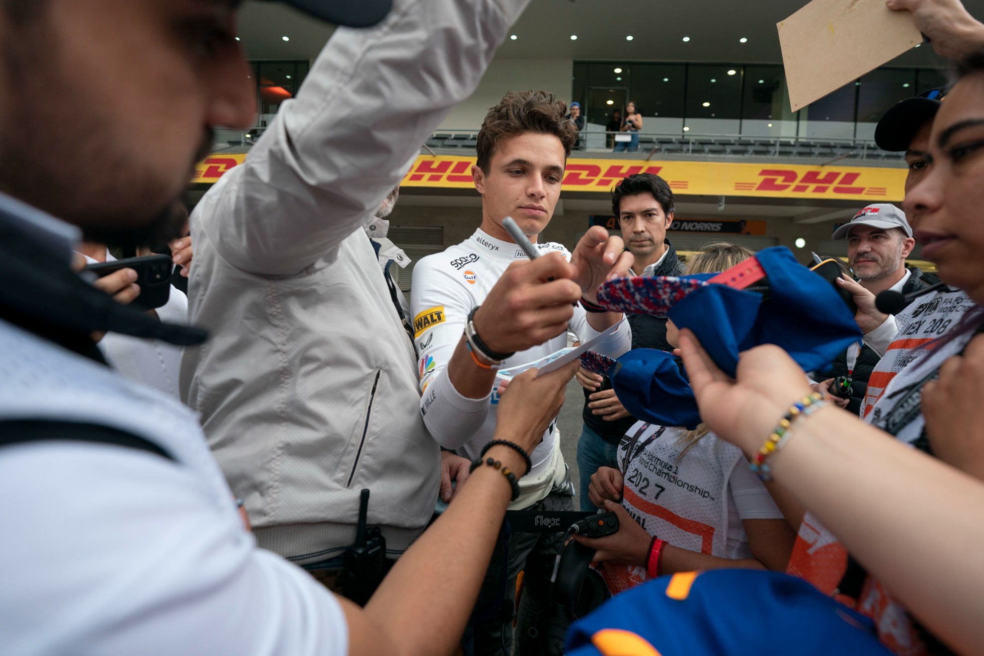 Lando Norris en el GP de México firmando a sus fans