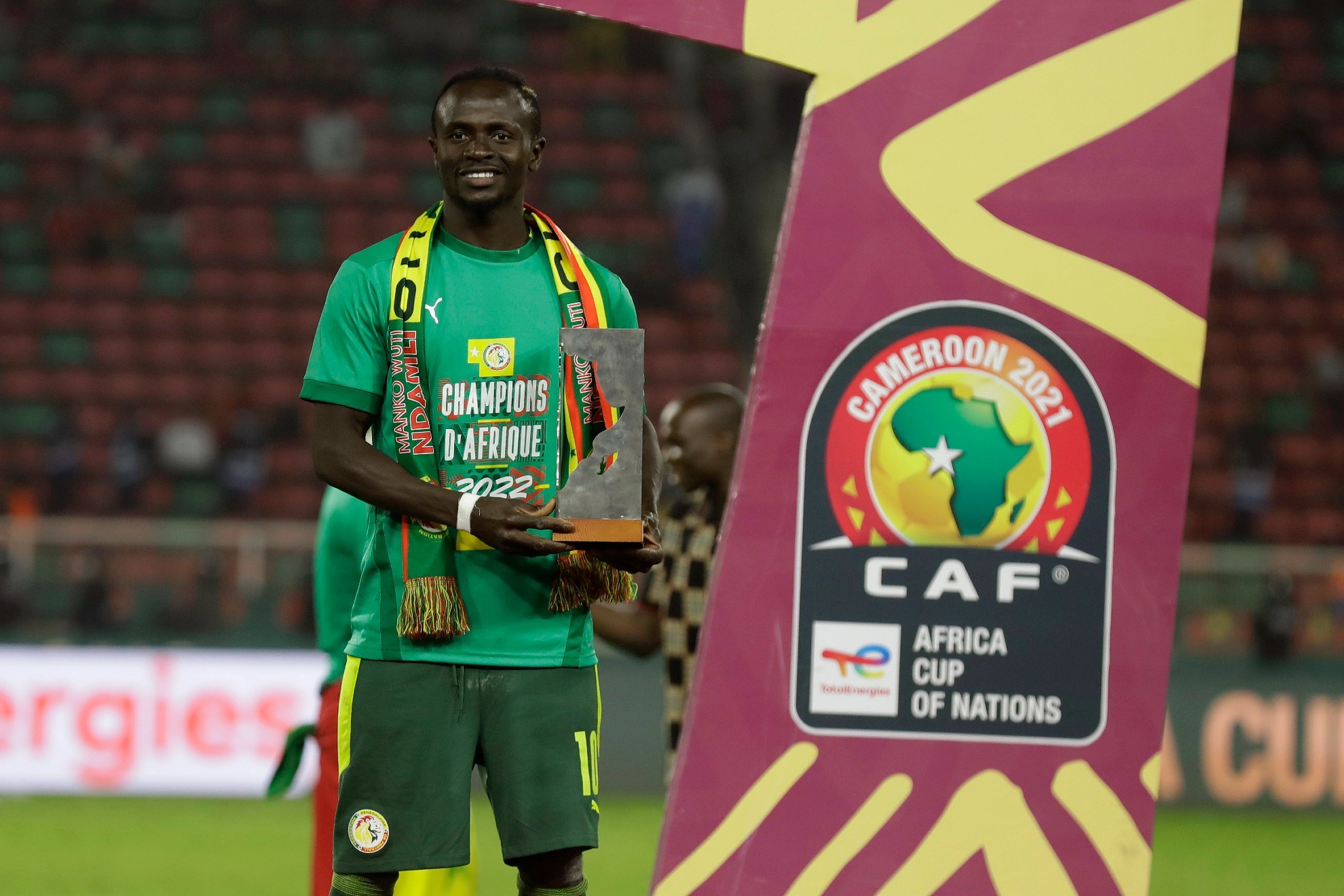Sadio Mané posa junto al trofeo de Mejor Jugador de la Copa África