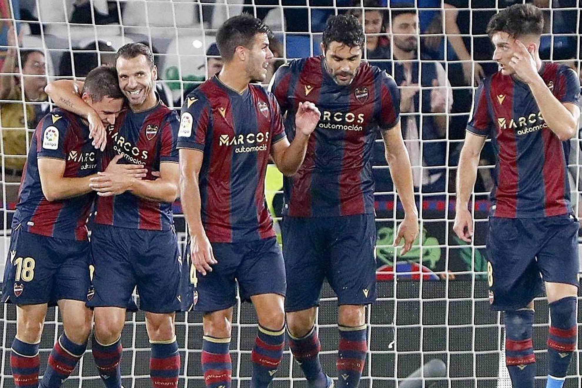 De Frutos, Soldado, Rober Pier, Iborra y Pepelu celebran el gol del primero ante el Sporting