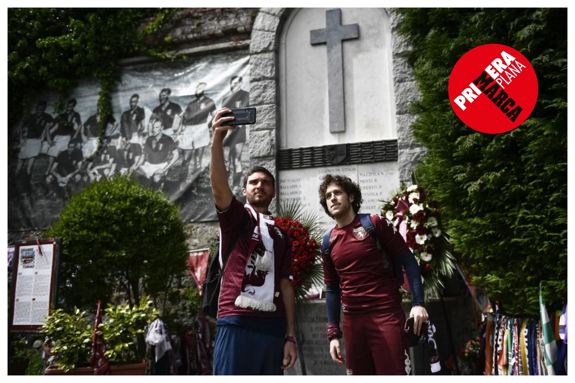 Dos aficionados del Torino se fotografían delante del monumento homenaje al 'Gran Torino' en Superga.