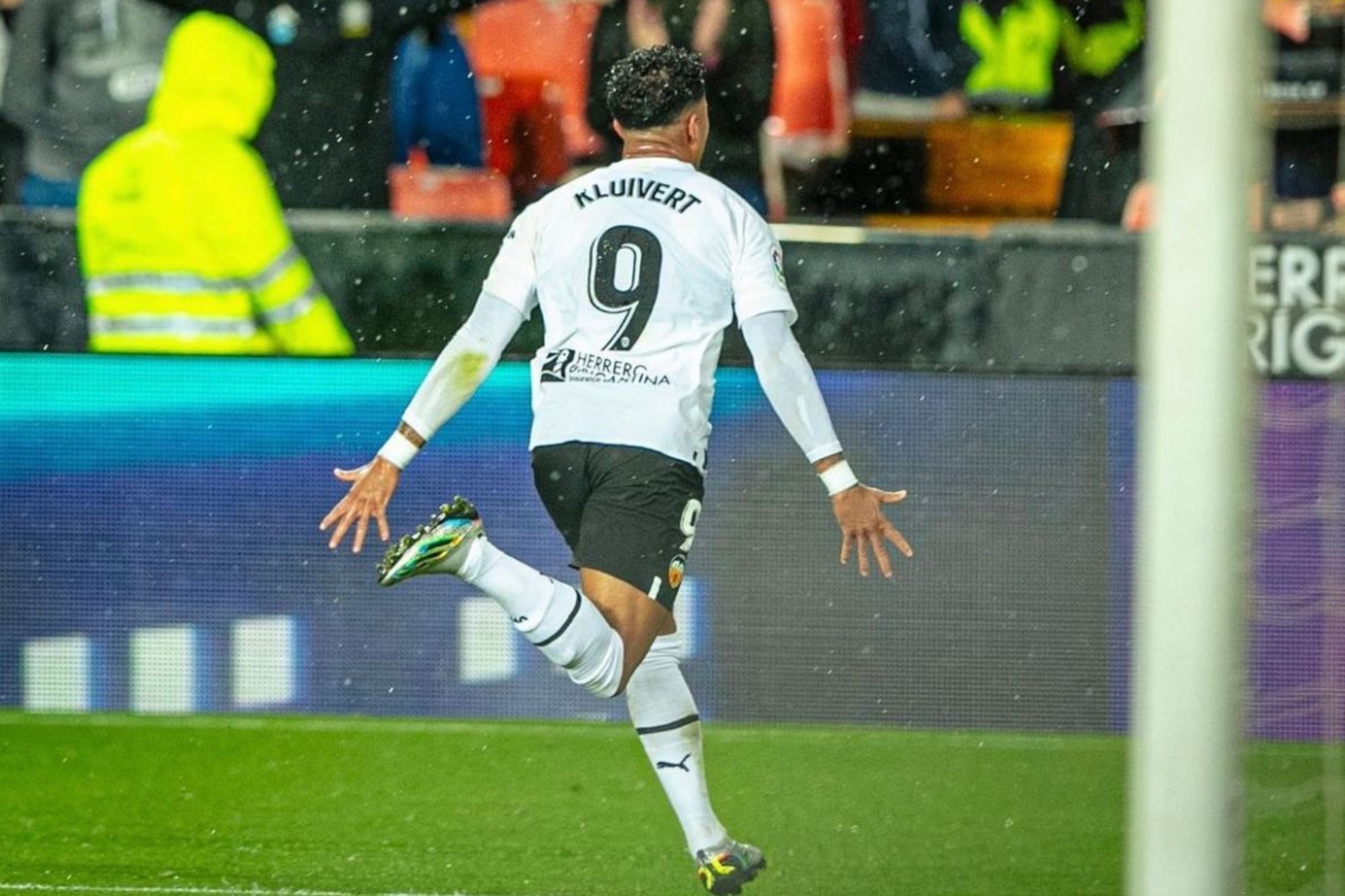Justin Kluivert celebra su gol en Mestalla.