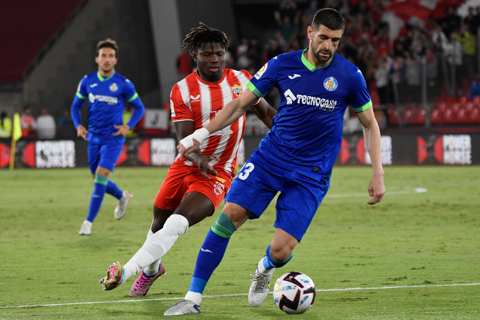 Mitrovic controla un balón en el partido ante el Almería