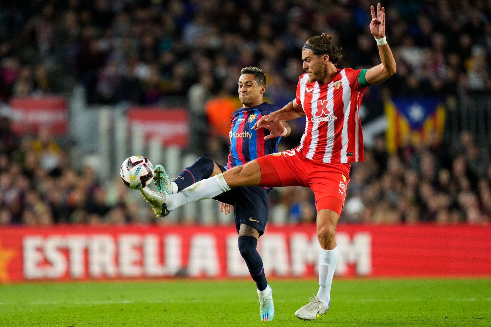 Babic, luchando un balón con Raphinha, en el partido ante el Barcelona
