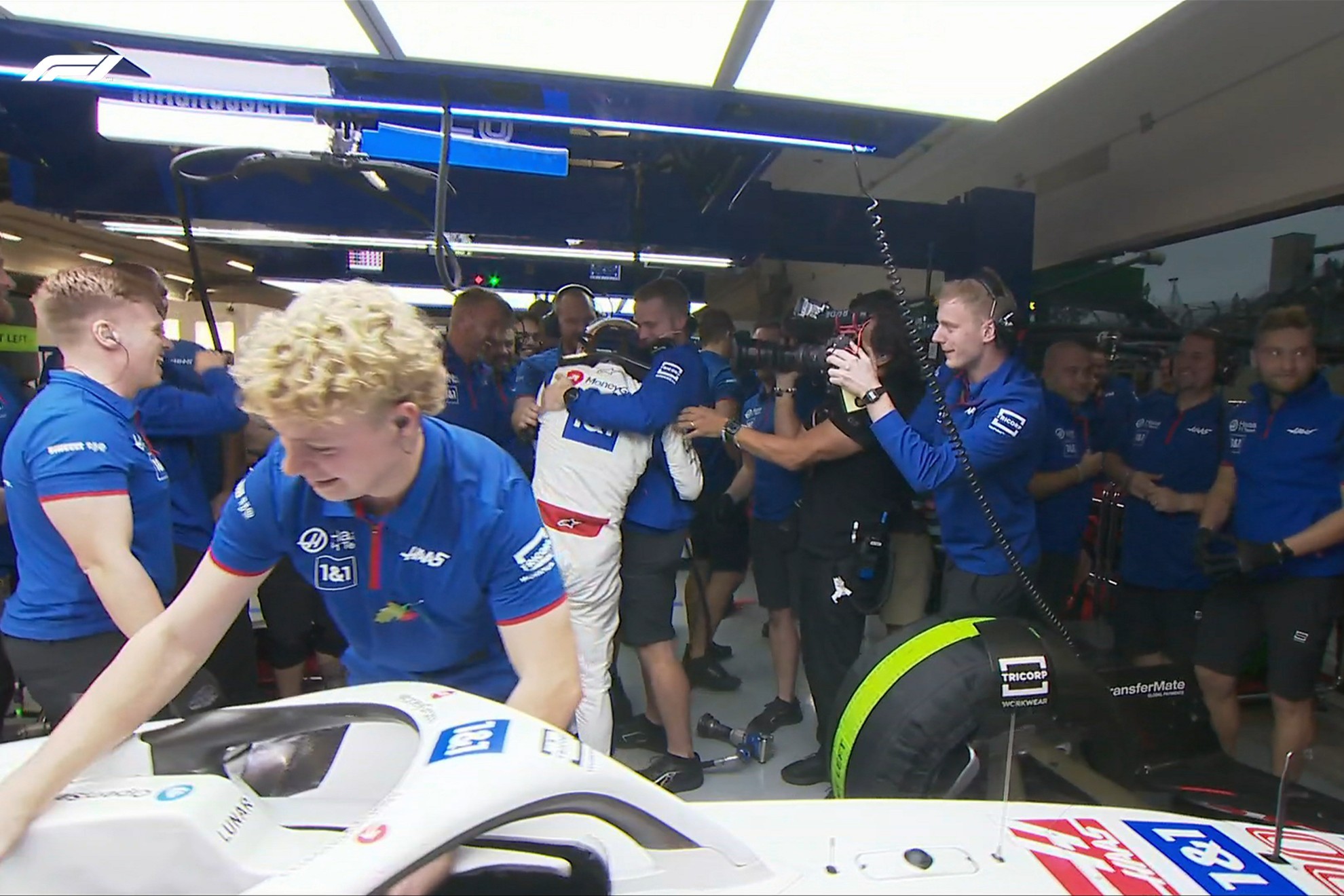 Magnussen abrazado por los mecánicos de Haas tras la pole.