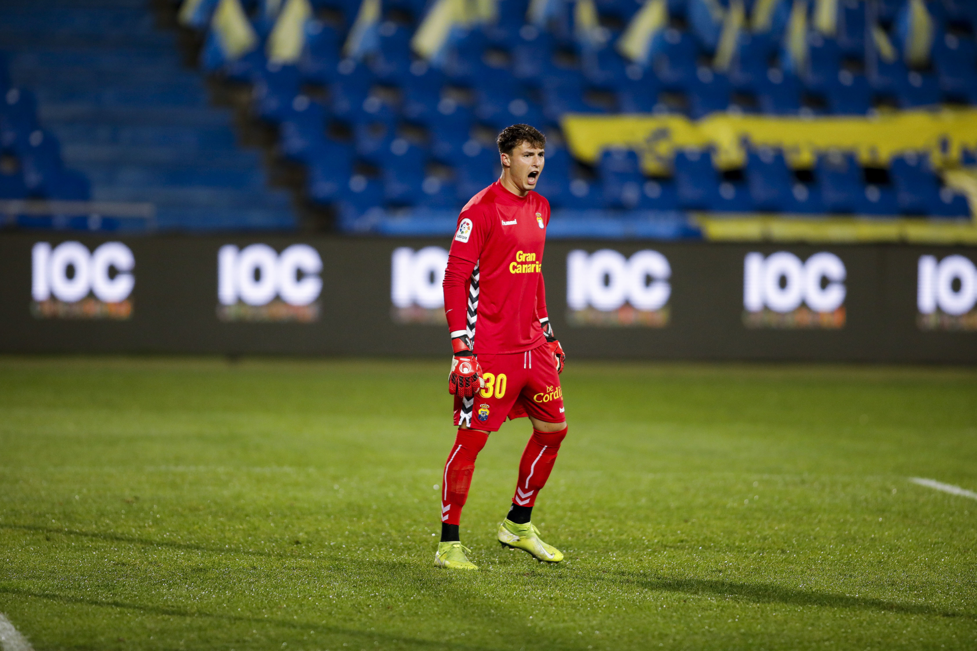 Álex Domínguez (24) durante el partido contra el Sporting