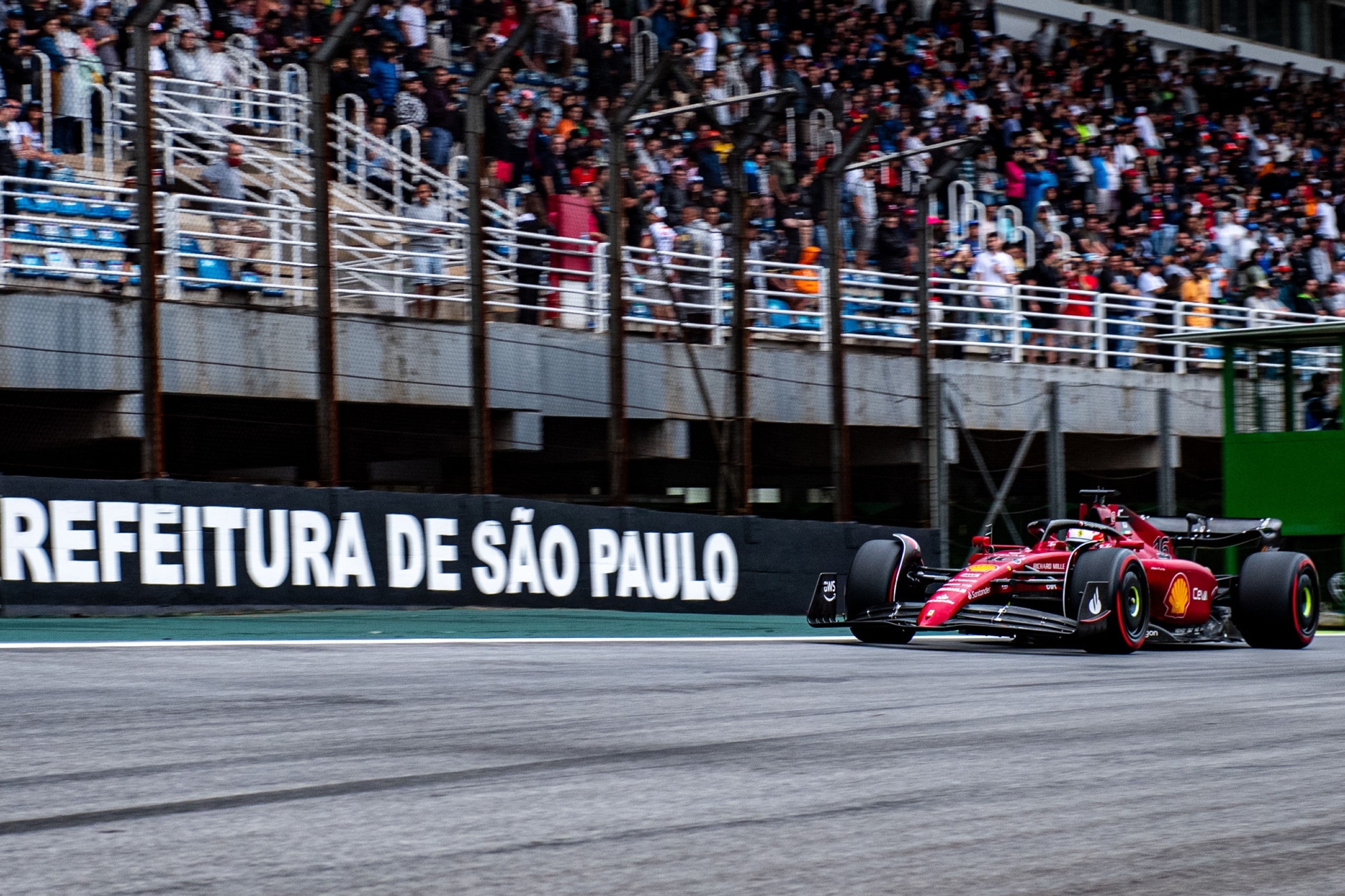 Leclerc, compitiendo en el circuito de Interlagos.