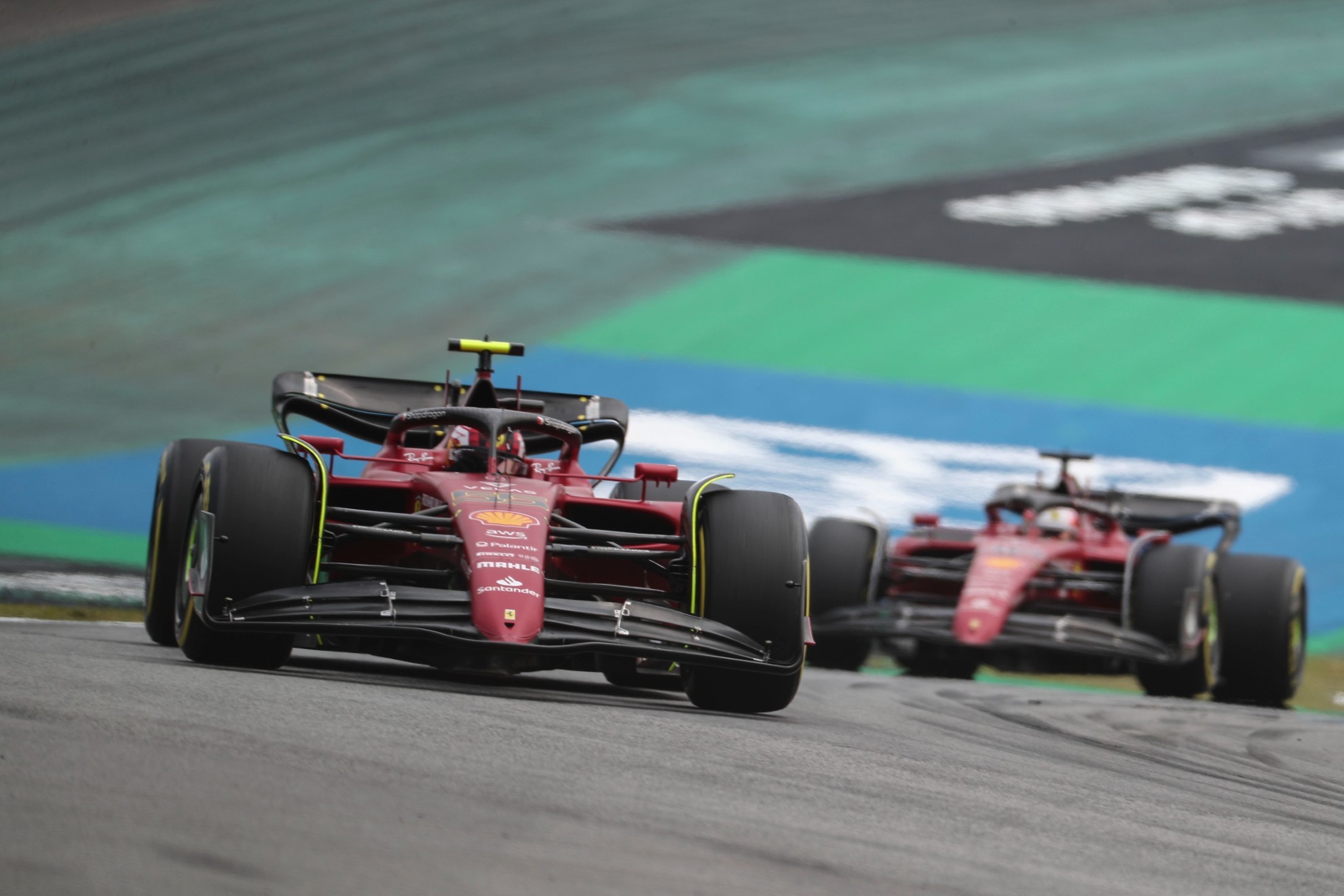 Los dos Ferrari en el circuito de Brasil