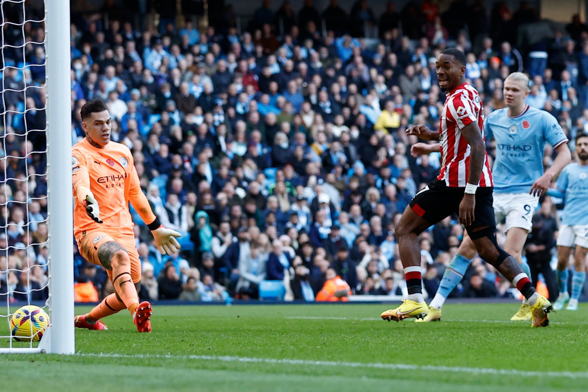 El Brentford gana en su visita al Manchester City con el gol de Toney en el agregado | Reuters