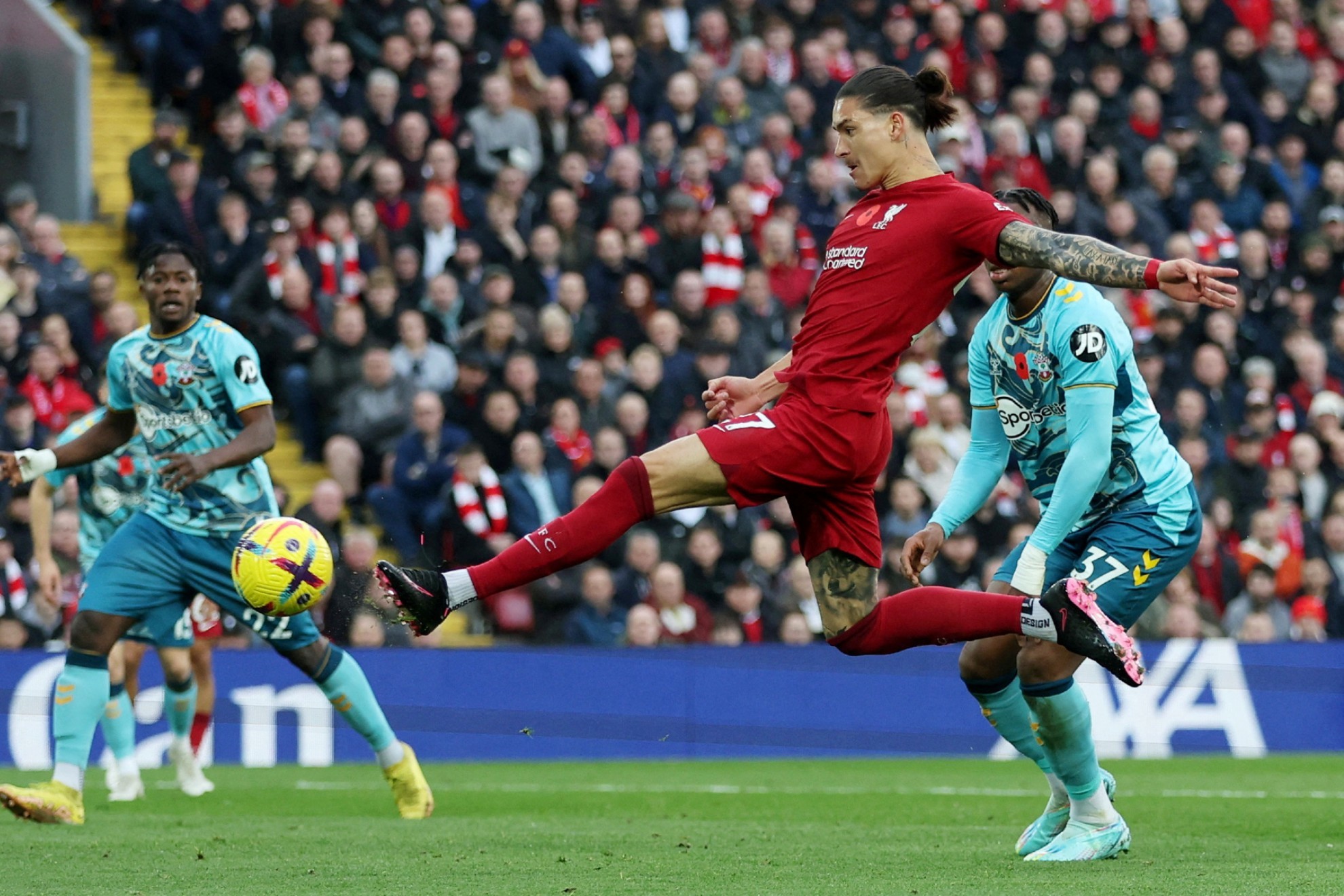 Liverpool vence al Southampton y se acerca a puestos de Champions | Reuters