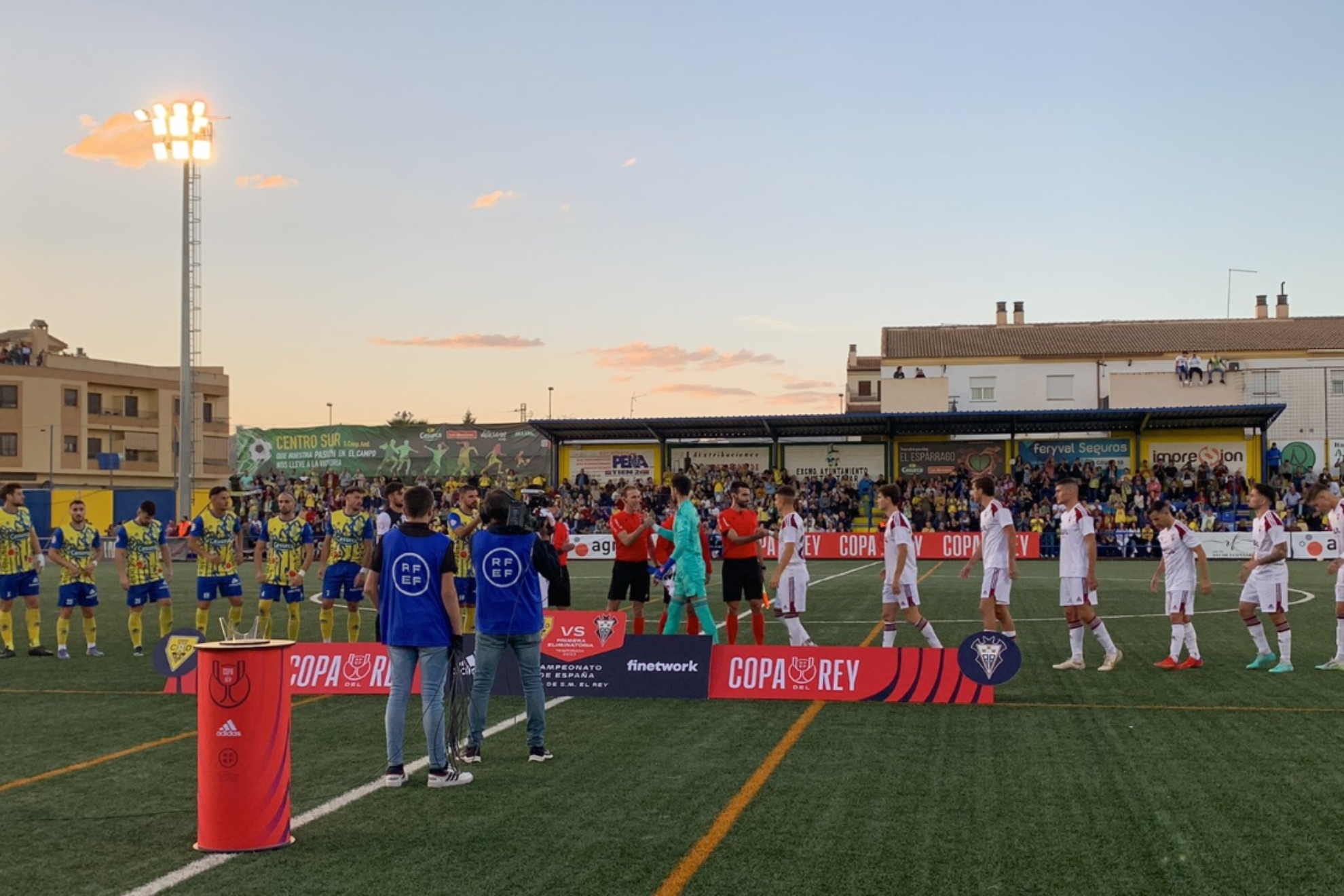 Los jugadores del Albacete y Huétor  se saludan antes del choque.