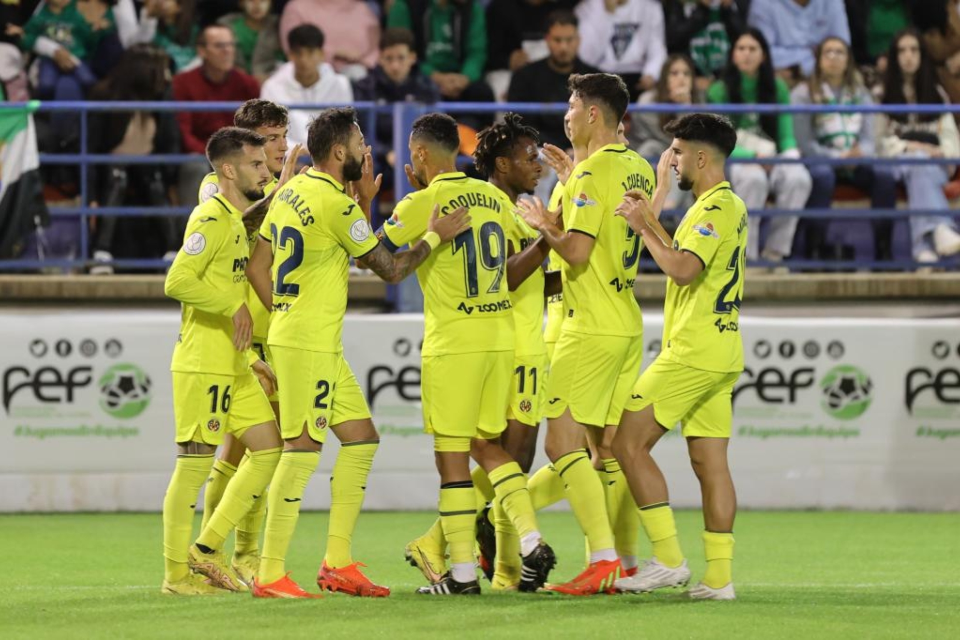 Los jugadores del Villarreal celebran un gol ante el Santa Amalia.