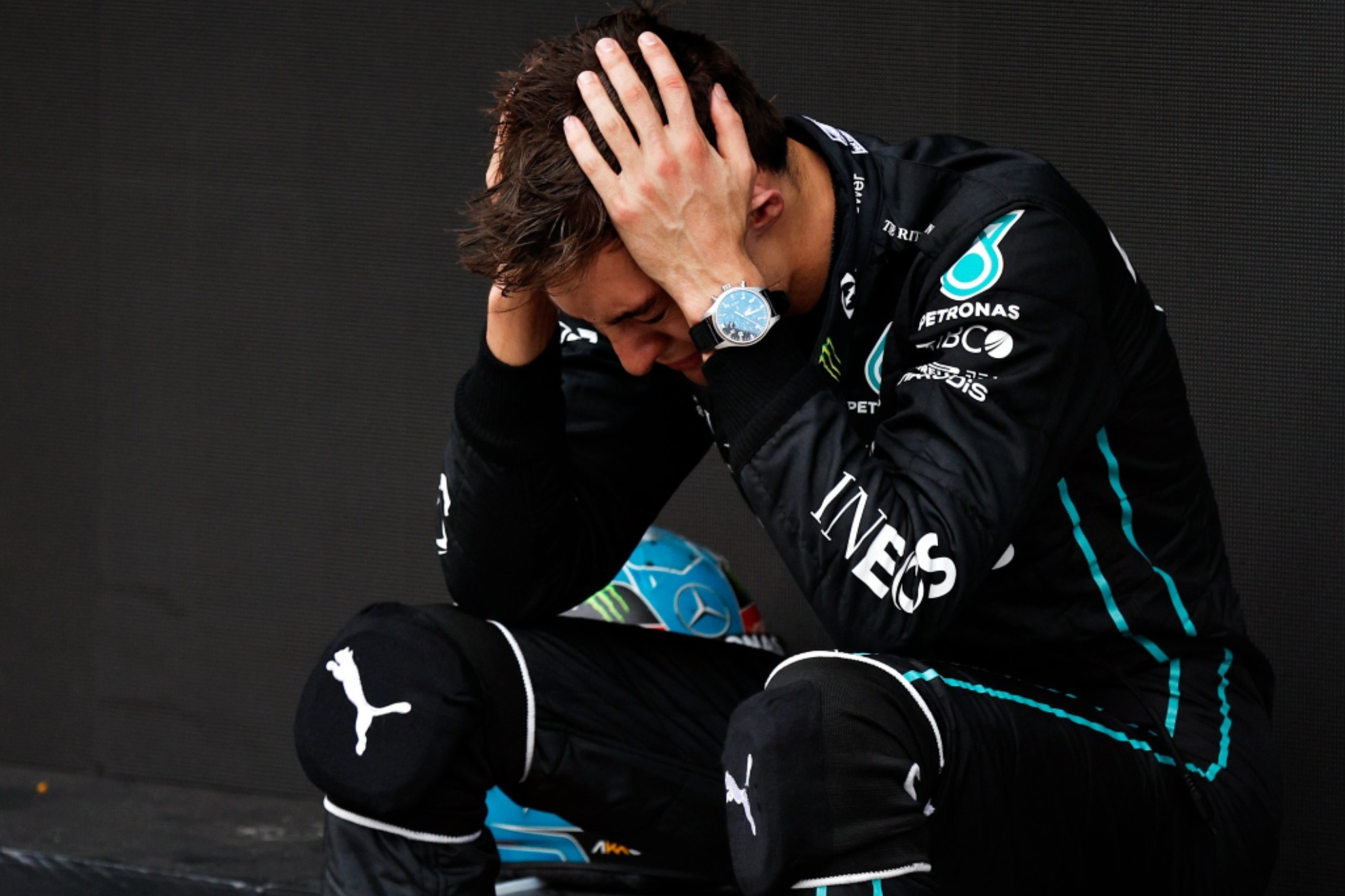 Russell llora emocionado tras ganar el GP de Brasil por delante de Hamilton.
