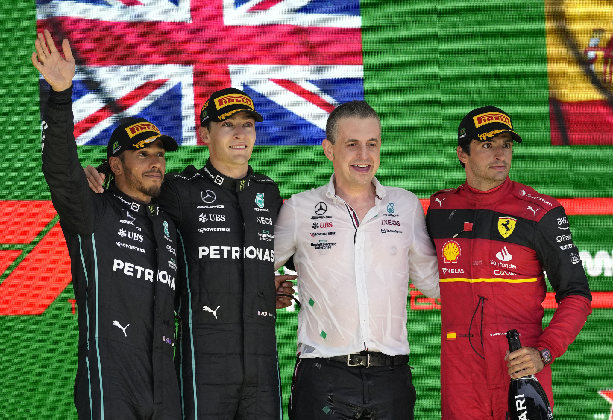 Carlos Sainz en el podio con los Mercedes