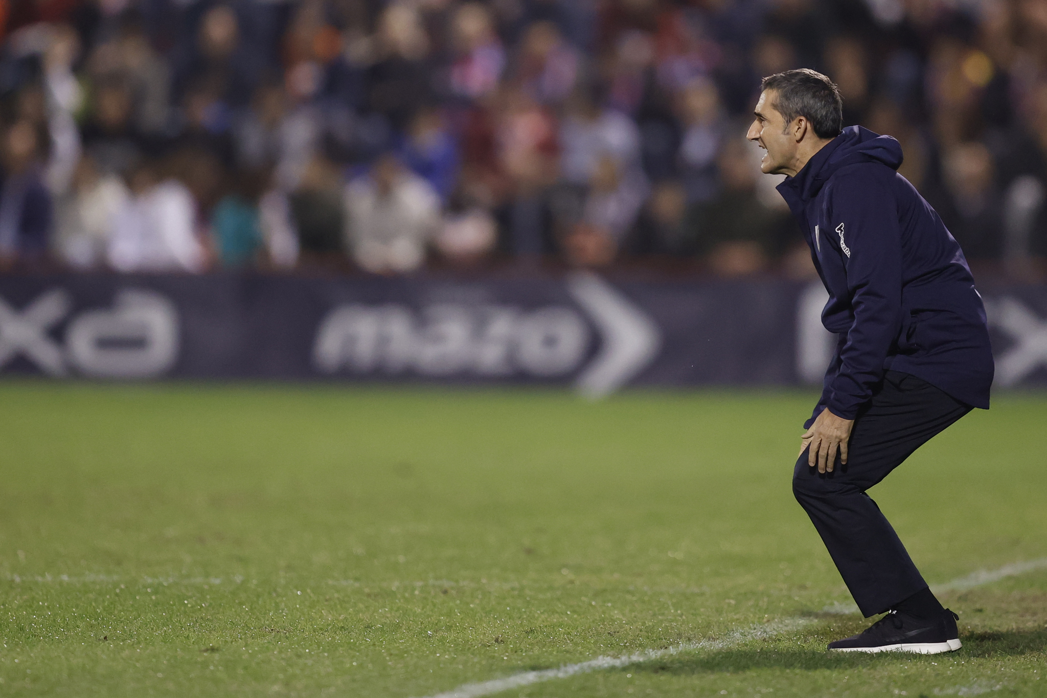 Valverde arenga a sus jugadores en un momento del partido.