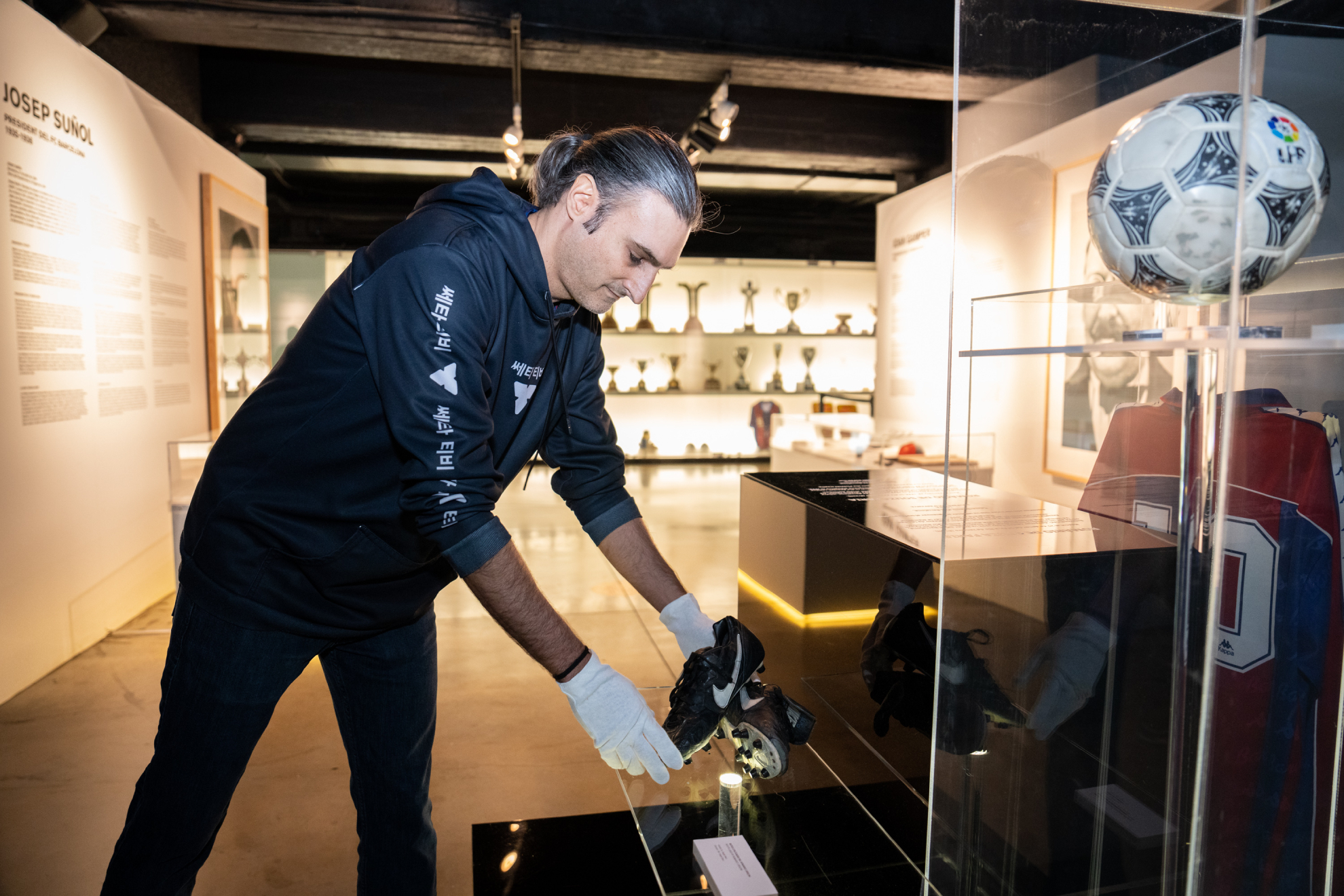 Un Fan Token Holder deposita las botas de Romario en el museo del Barcelona.
