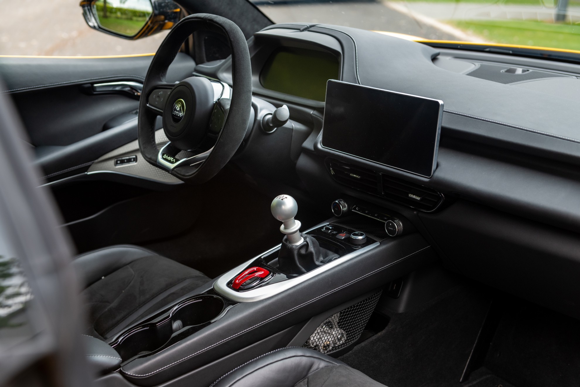 El interior da un salto de calidad y tecnología respecto a Lotus precedentes.