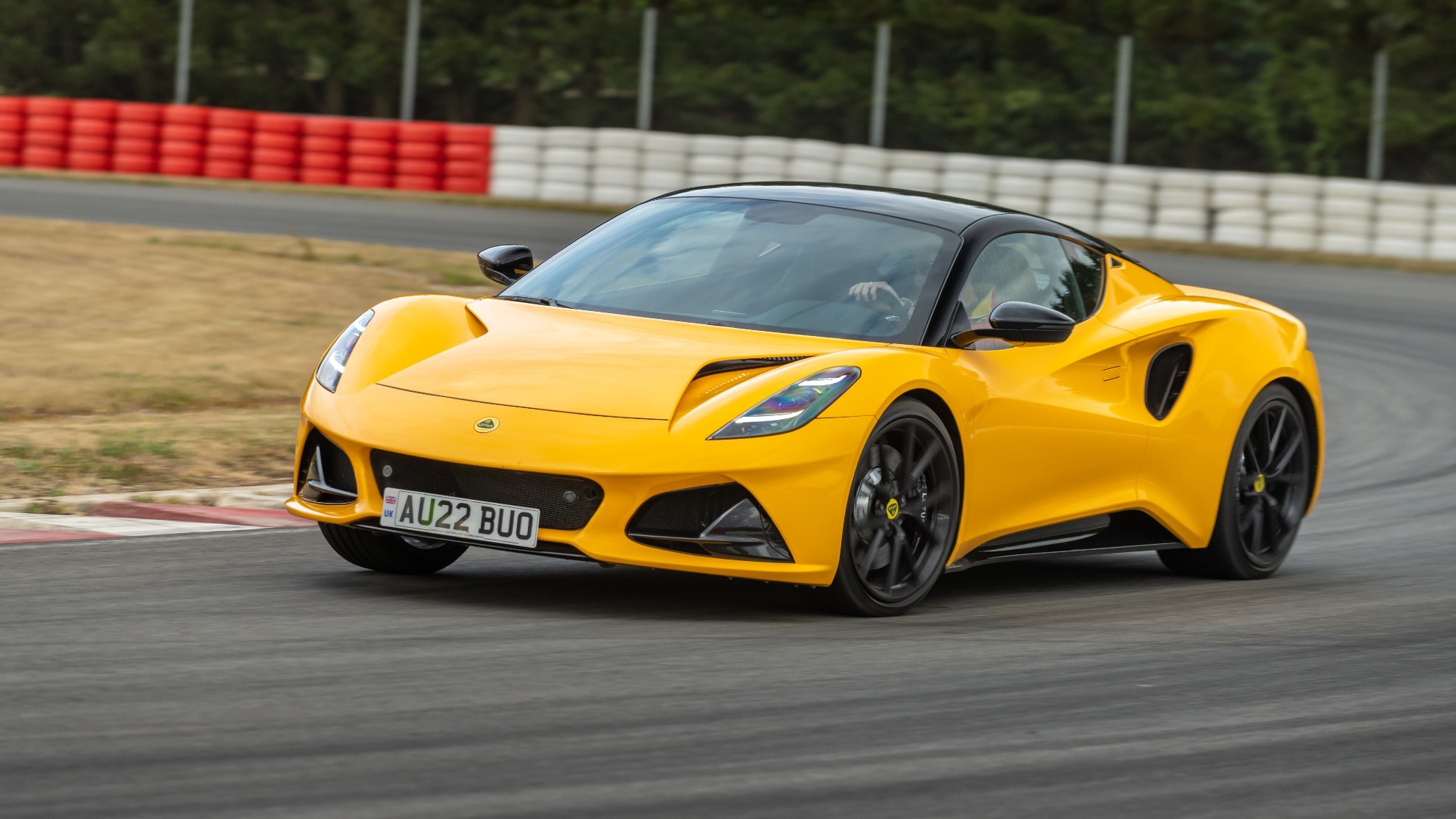 Aunque es algo más pesado, mantiene buena parte de la pureza de conducción de los Lotus.