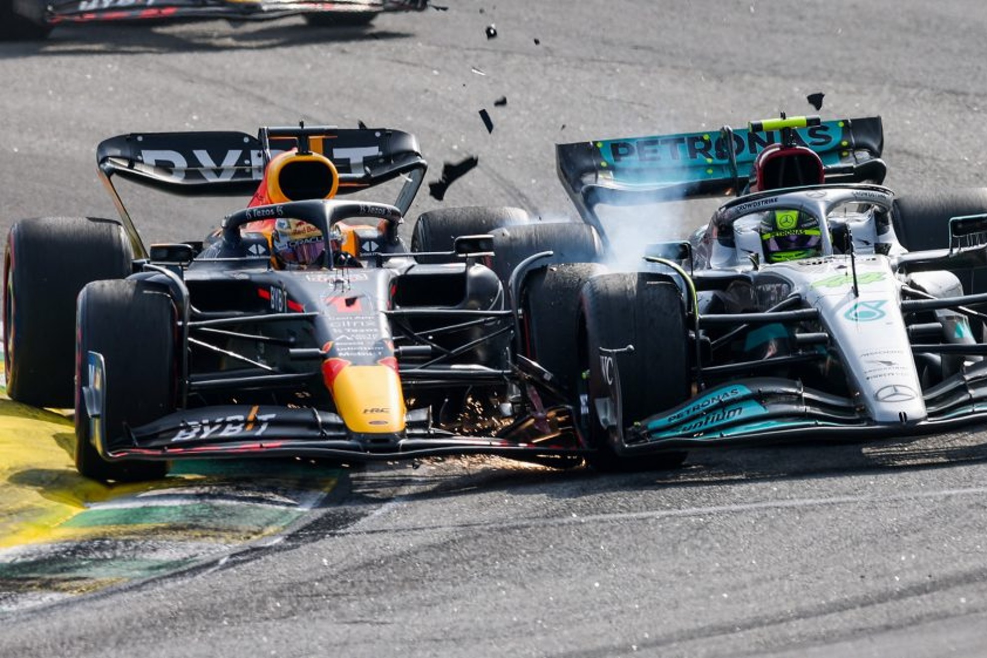 El momento del impacto entre Verstappen y Hamilton en el Gran Premio de Brasil.