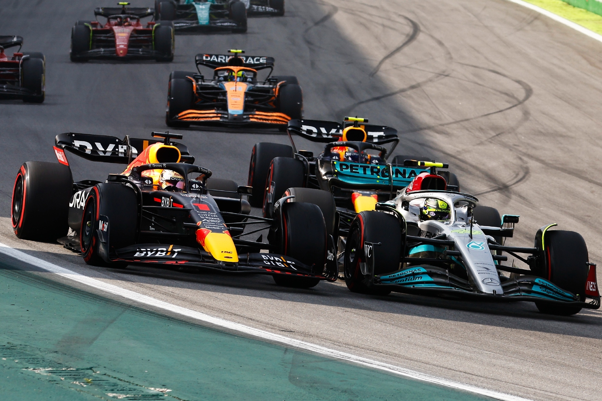 Verstappen y Hamilton luchan en Interlagos.