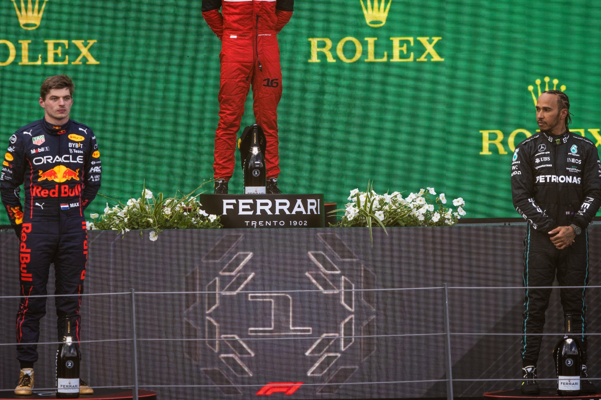 Hamilton mira a Verstappen en el podio de Austria.