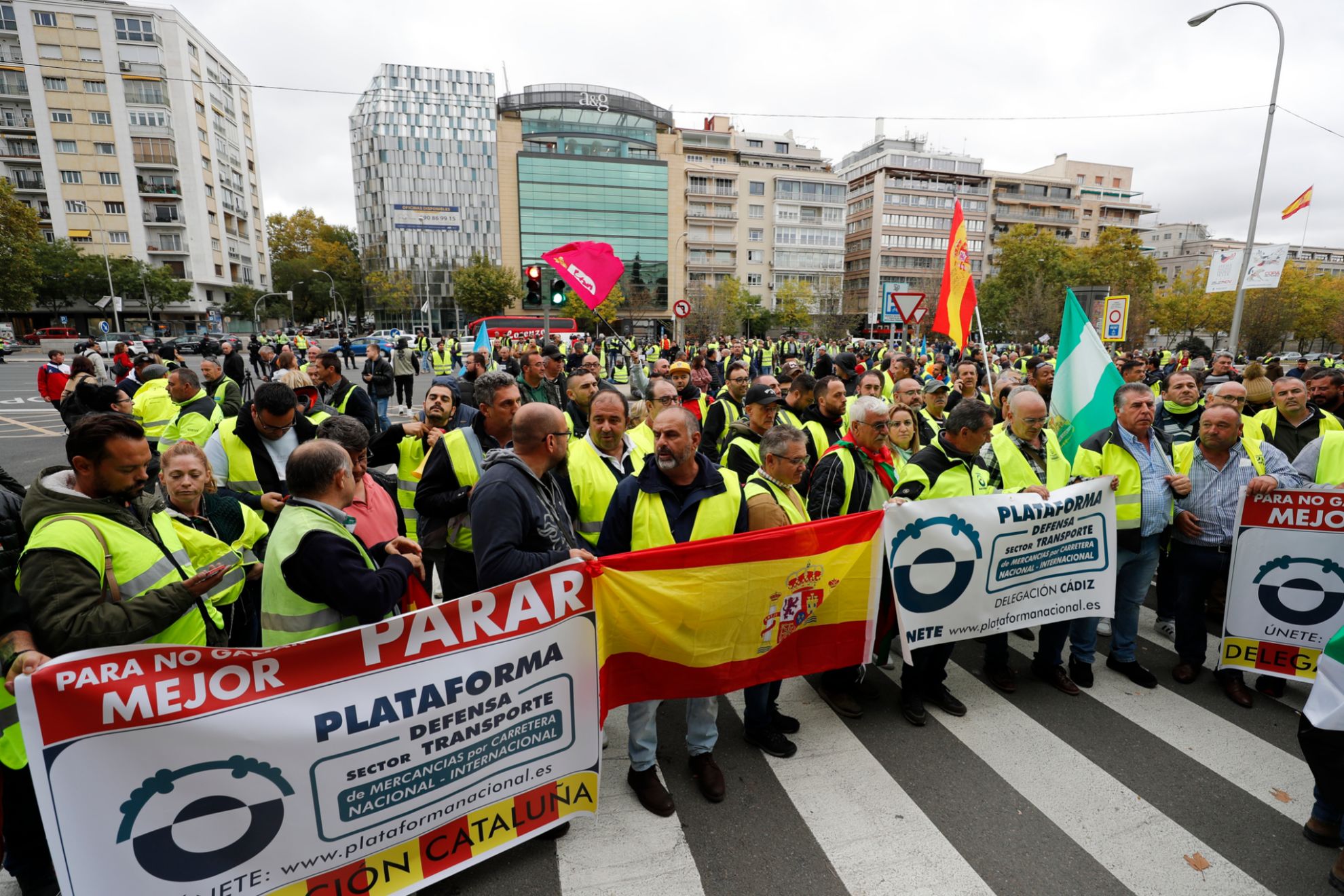 Los transportistas, durante la manifestación de hoy en Madrid.