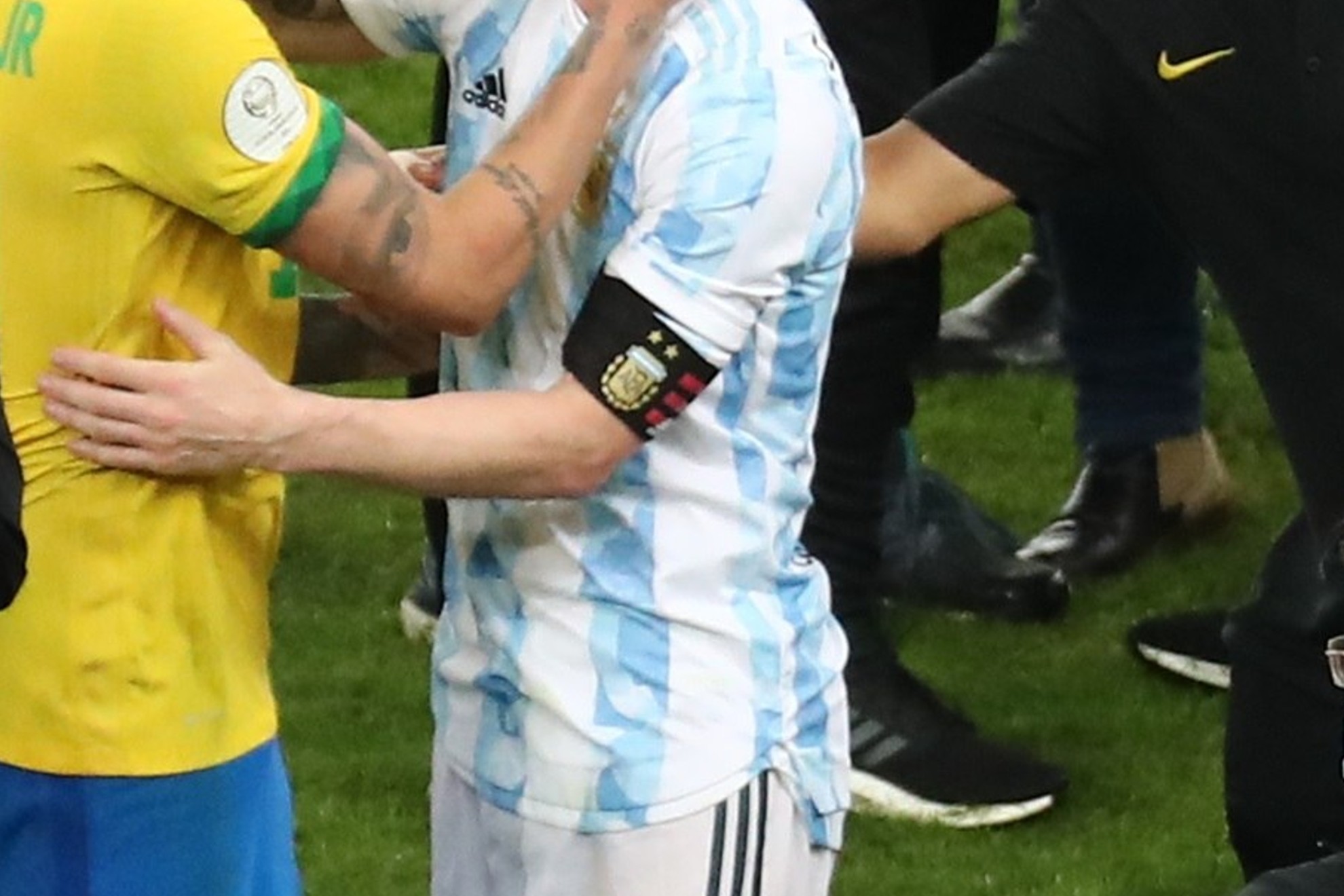 Neymar y Messi se abrazan después de la final de la Copa América