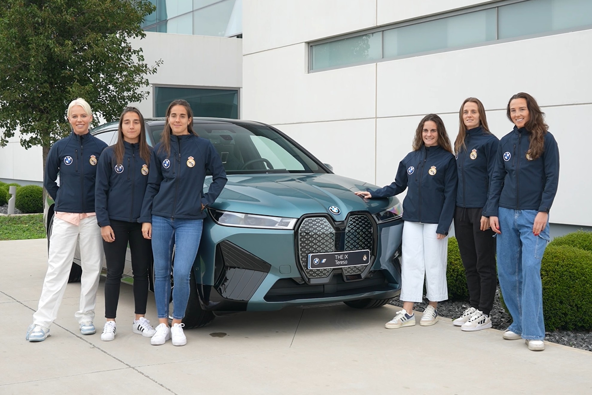Las chicas del equipo femenino de fútbol también conducirán eléctricos de BMW.