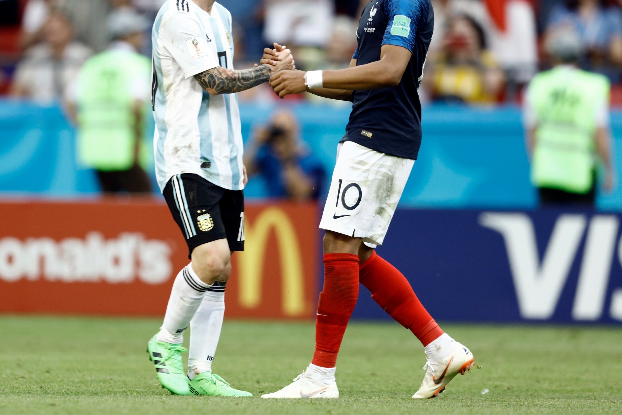 Messi y Mbappé se saludan durante los ocatvos de final del pasado Mundial