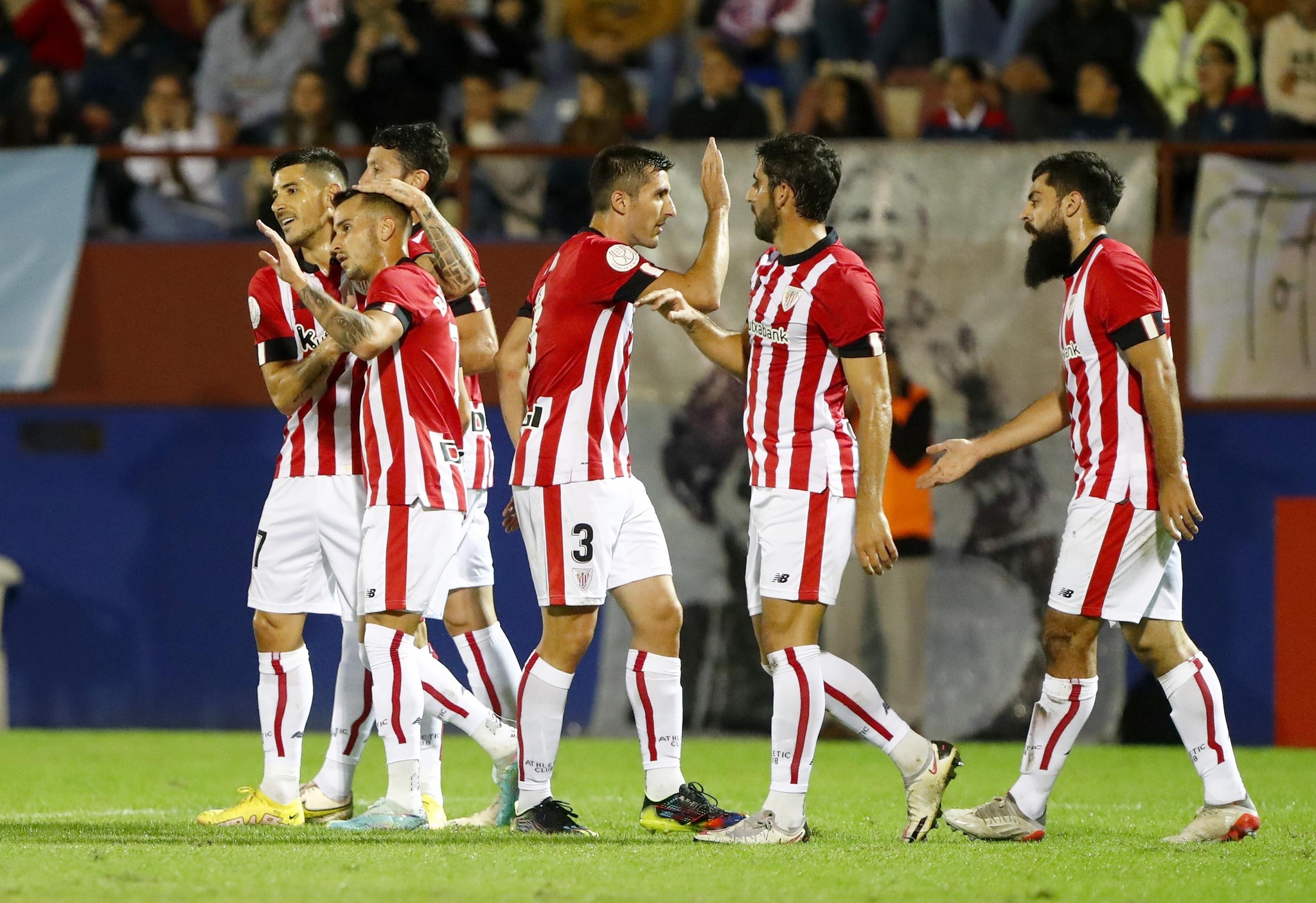 Los jugadores del Athletic celebran uno de los goles conseguidos en Alzira.