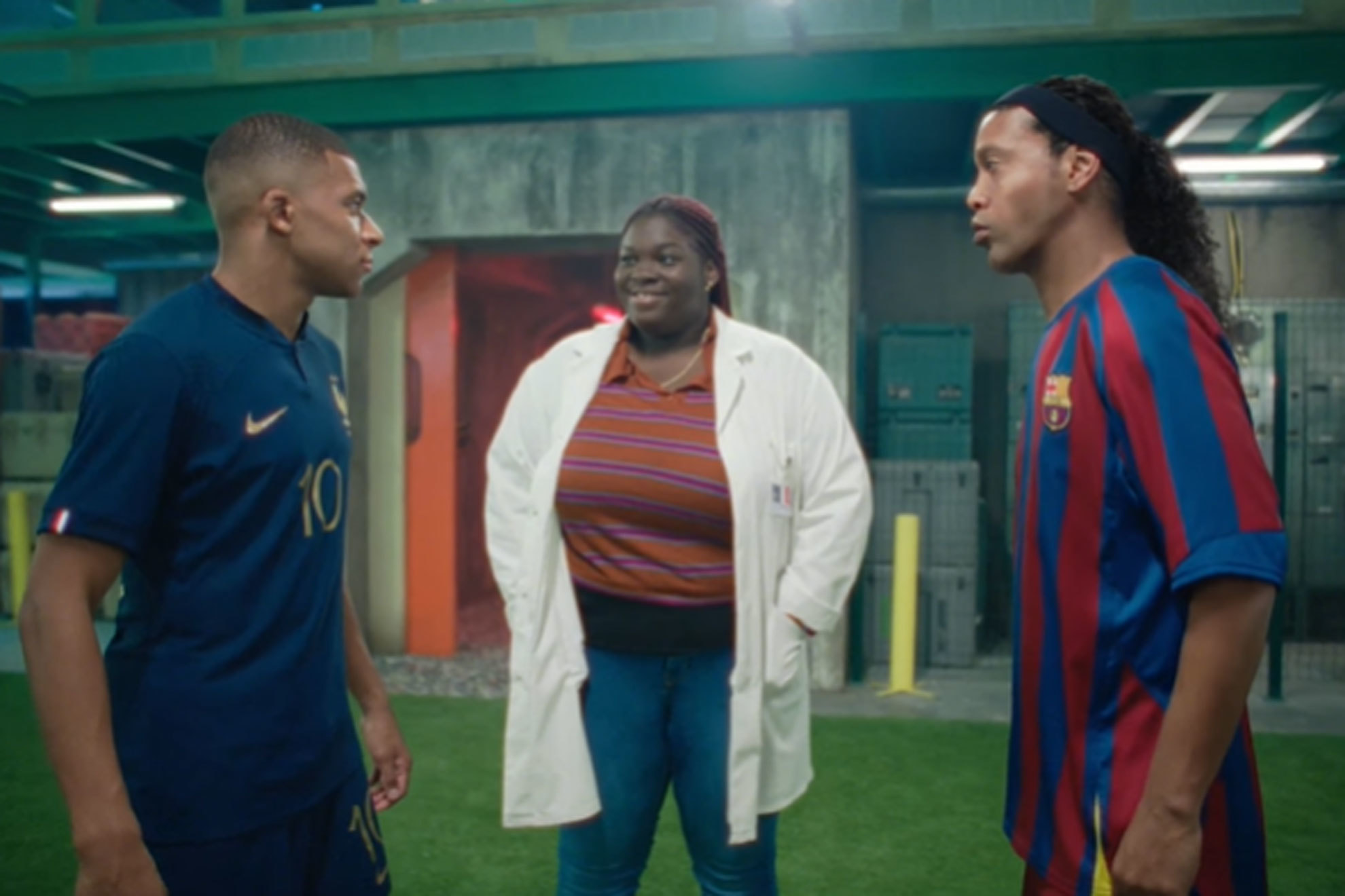 Nike presenta el 'fútbolverso': ¿es mejor el Mbappé de 2022 que el Ronaldinho de 2006?