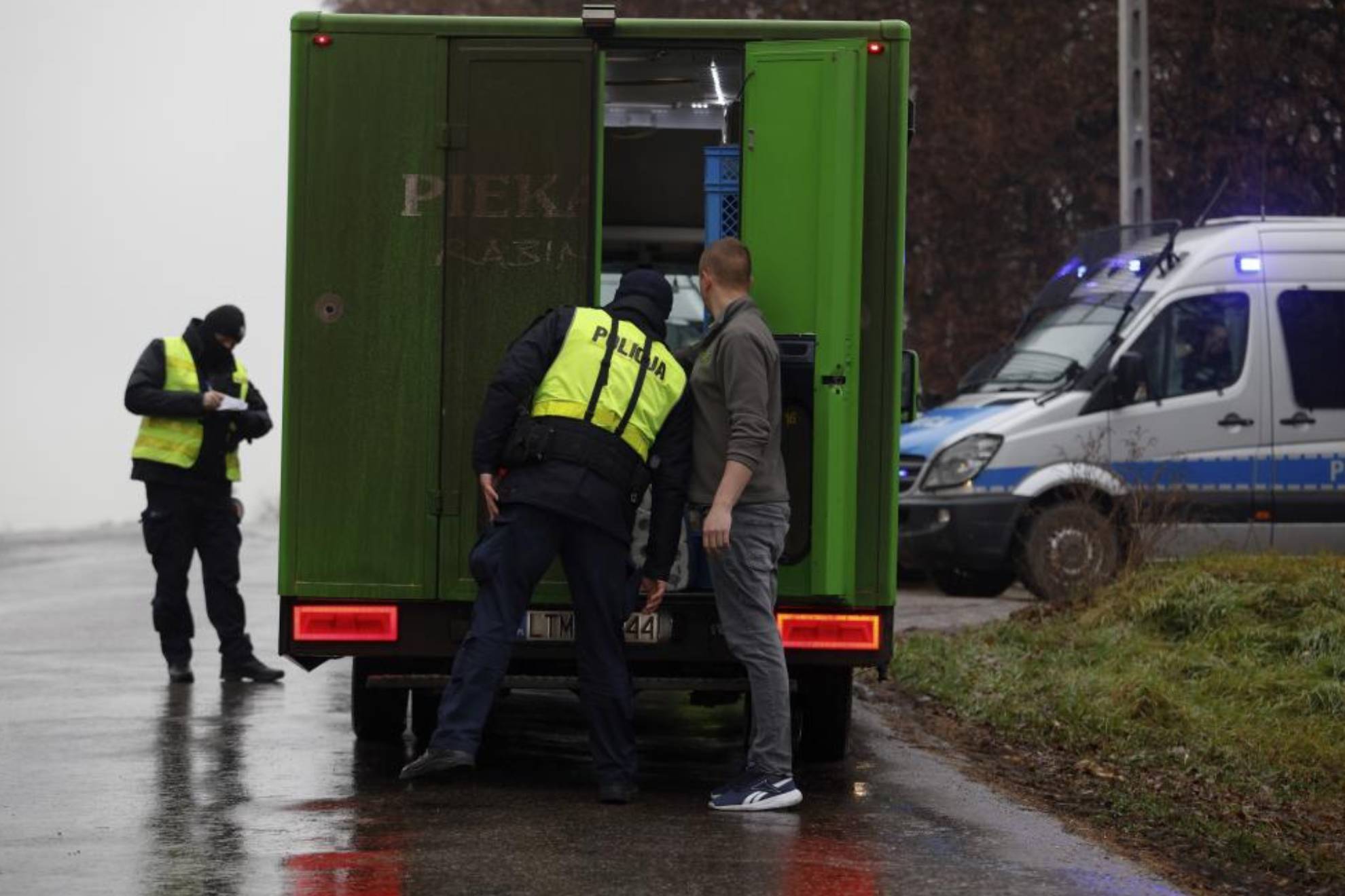 Un policía revisa un vehículo donde cayó un misil que mató a dos personas en Przewodow (Polonia) /