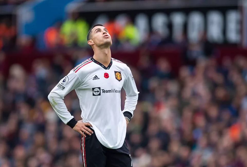 Cristiano Ronaldo se lamenta en el partido contra el Aston Villa