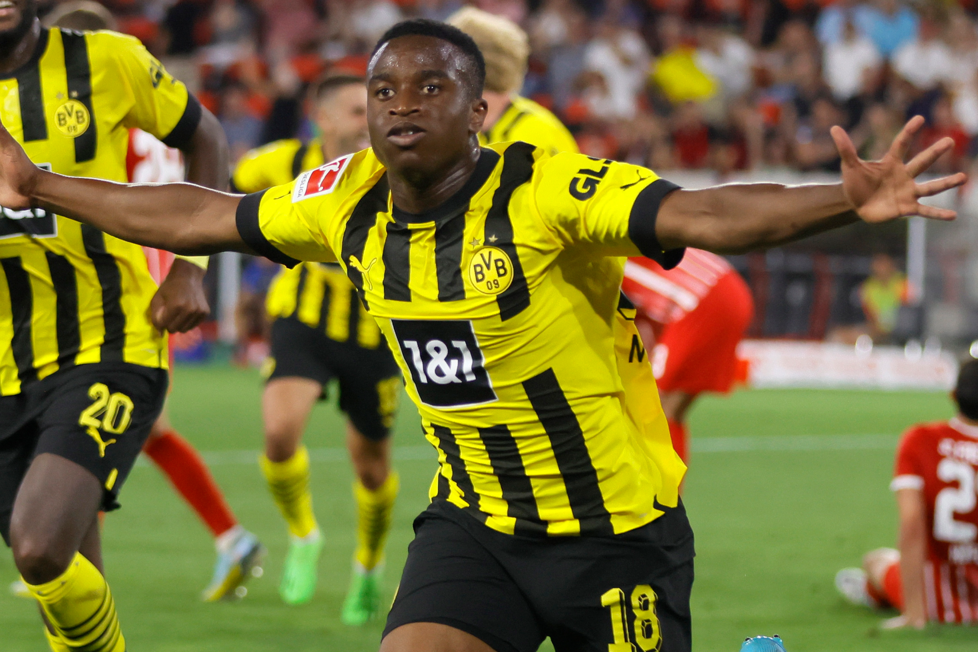 Youssoufa Moukoko (17) celebrando un gol con el Dortmund.