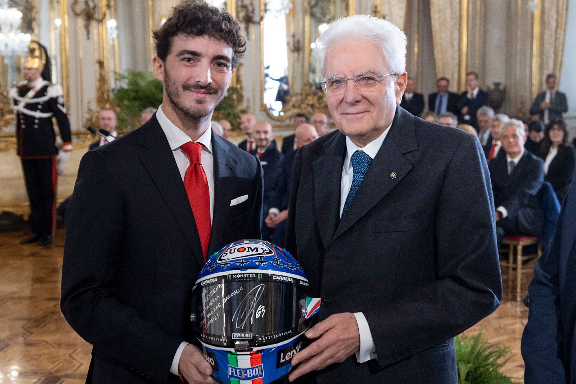 Pecco Bagnaia, campeón de MotoGP 2022, posa junto al presidente de Italia, Sergio Mattarella.