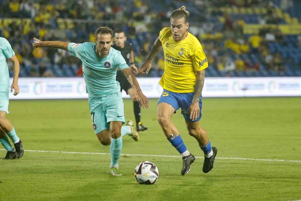 Álvaro Jiménez ante Héctor Hevel en el partido ante el Andorra