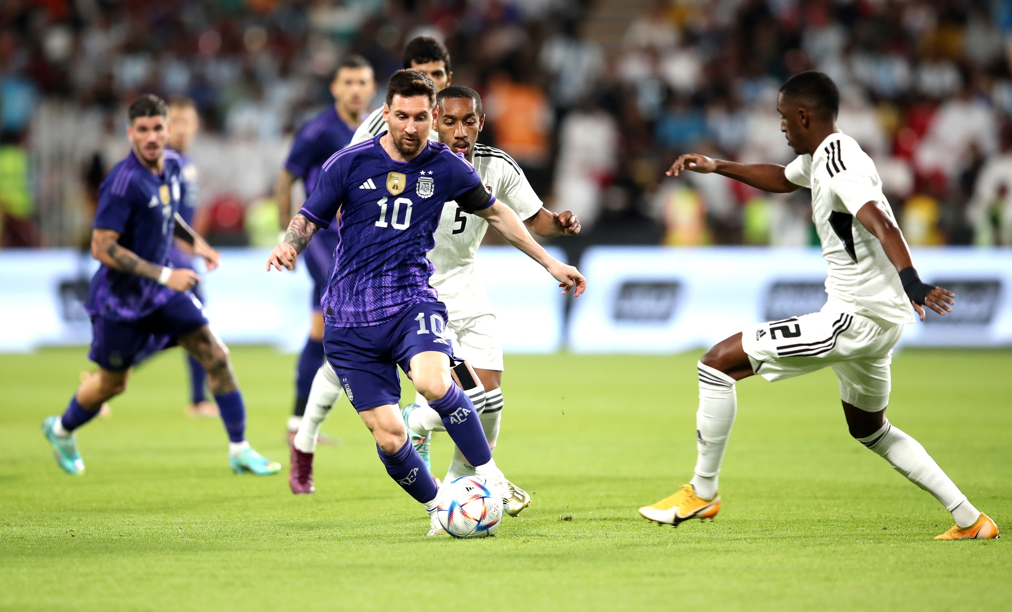 Abu Dhabi (United Arab Emirates), 16/11/2022.- Lionel Messi (L) of  lt;HIT gt;Argentina lt;/HIT gt; in action against Khalifa Al Hammadi (L) and Ali Salmin of UAE during the international friendly soccer match between the United Arab Emirates and  lt;HIT gt;Argentina lt;/HIT gt; in Abu Dhabi, UAE, 16 November 2022.  lt;HIT gt;Argentina lt;/HIT gt; is preparing for the FIFA World Cup 2022 in Qatar with their first match against Saudi Arabia on 22 November. (Futbol, Amistoso, Mundial de Fútbol, Arabia Saudita, Emiratos Árabes Unidos, Catar) EFE/EPA/ALI HAIDER