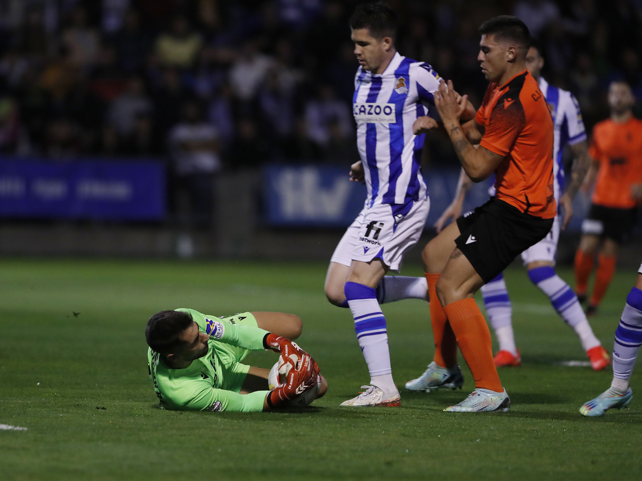 Andoni Zubiaurre detiene un balón, en el partido de Copa contra el CD Cazalegas.