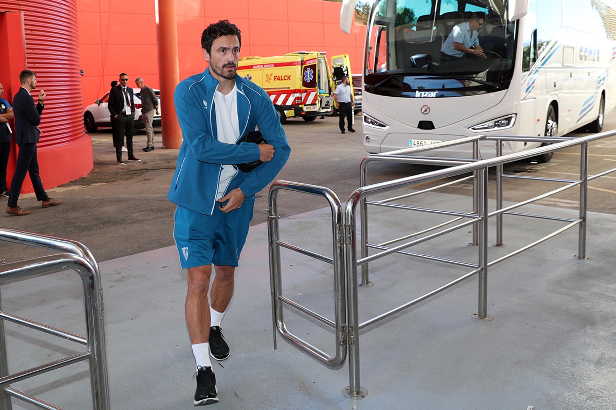 Delaney llega a un estadio con el Sevilla.