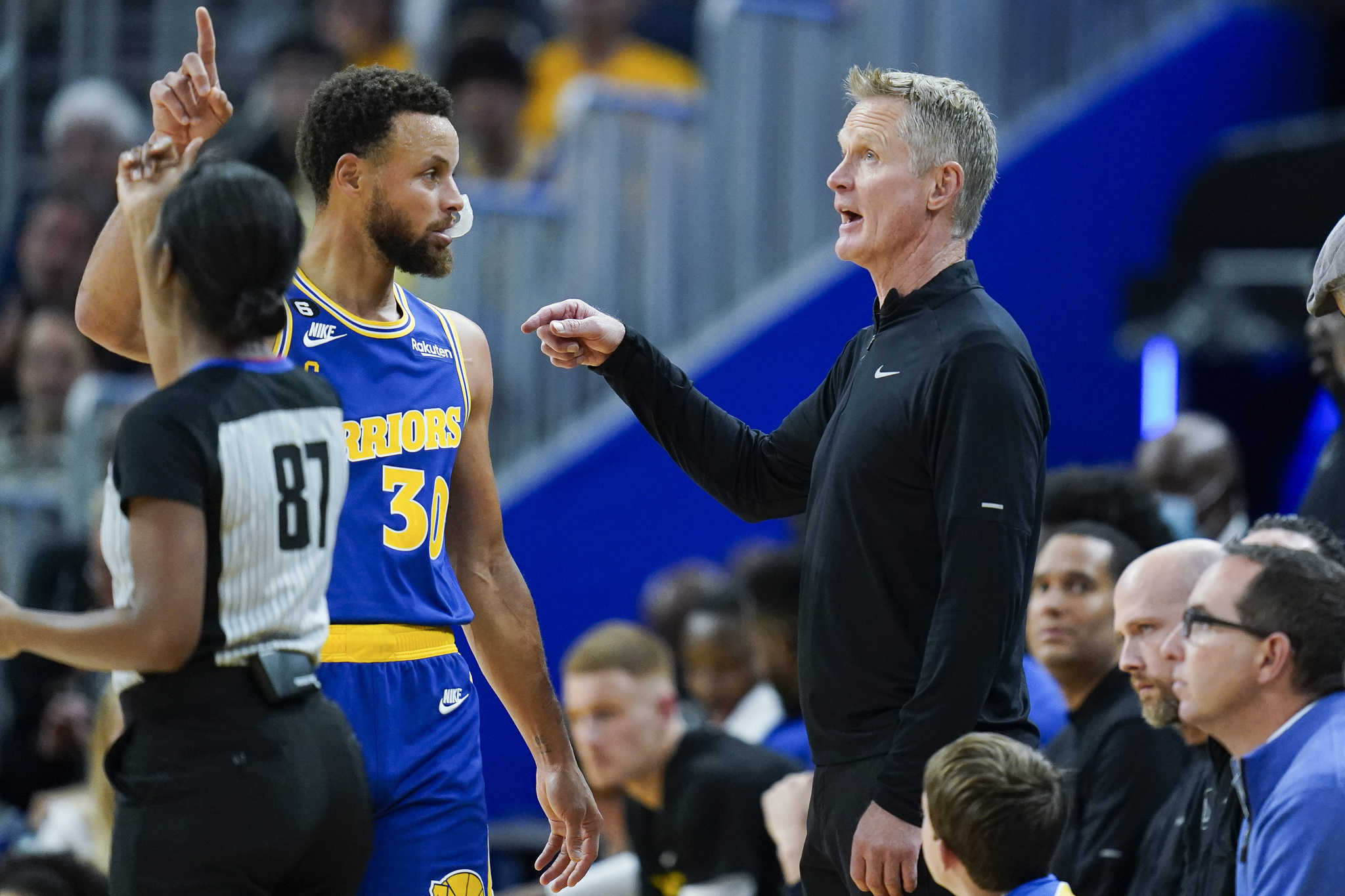 Steve Kerr habla con Stephen Curry durante un encuentro de los Warriors.
