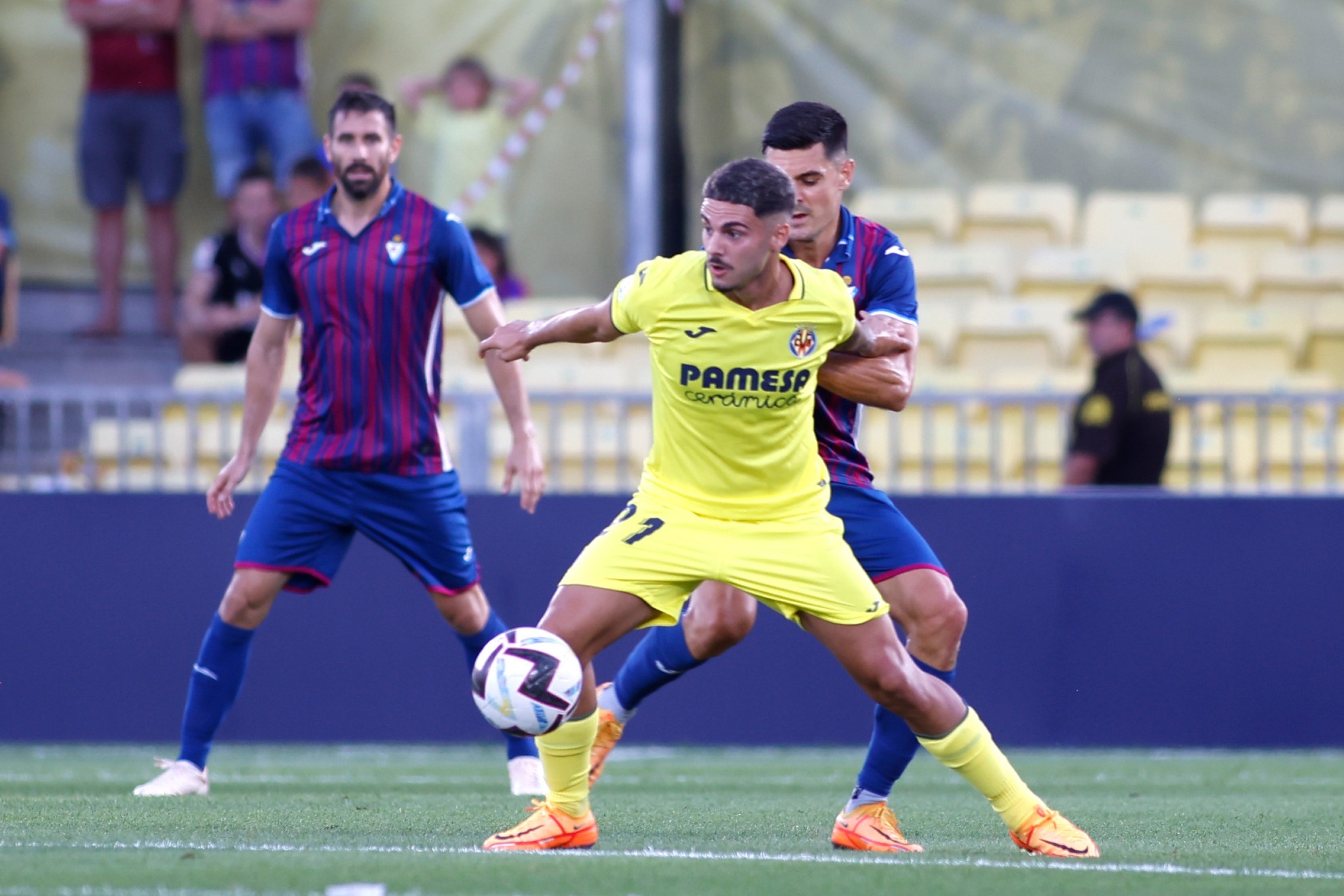 Sergio Lozano controla el balón de espaldas a la defensa del Eibar