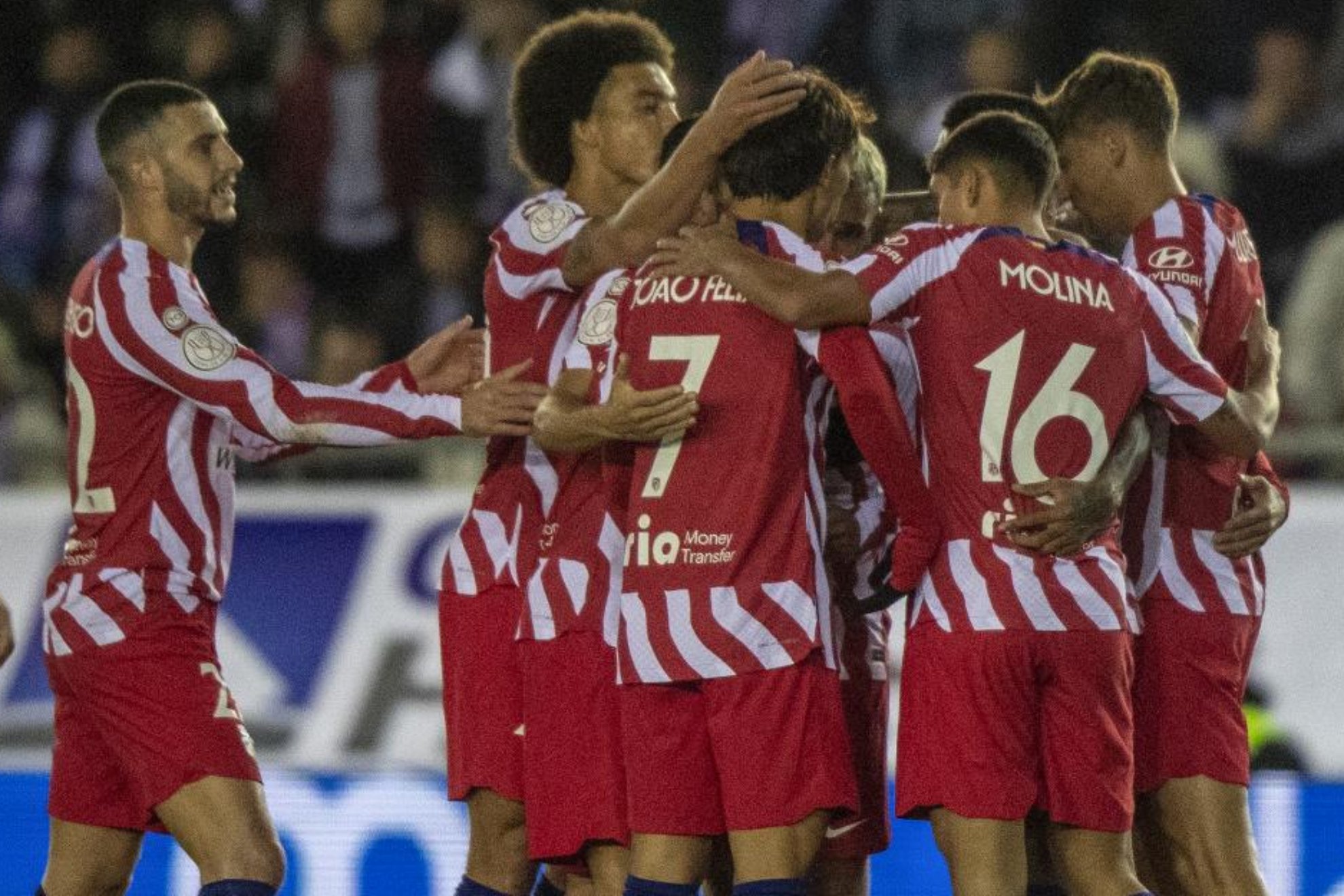 Los jugadores del Atlético celebran un gol ante el Almazán