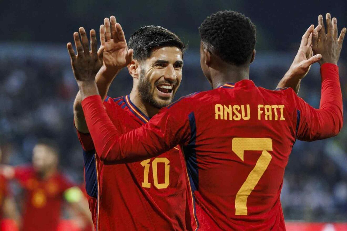 Asensio celebra un gol con Ansu Fati.