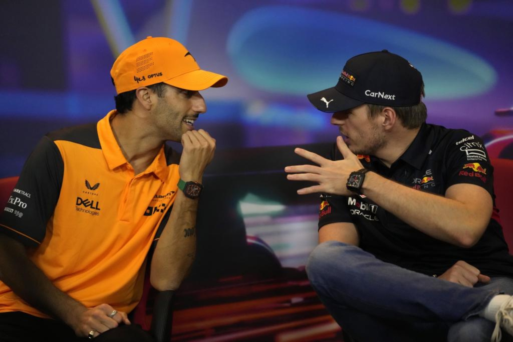 Daniel Ricciardo charla con Max Verstappen en Abu Dhabi.
