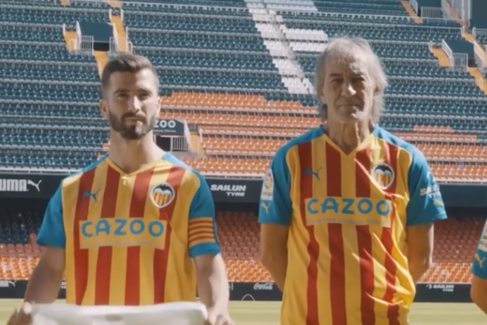 Gaya y Ricardo Arias, en el vídeo que anunciaba la renovación del futbolista.