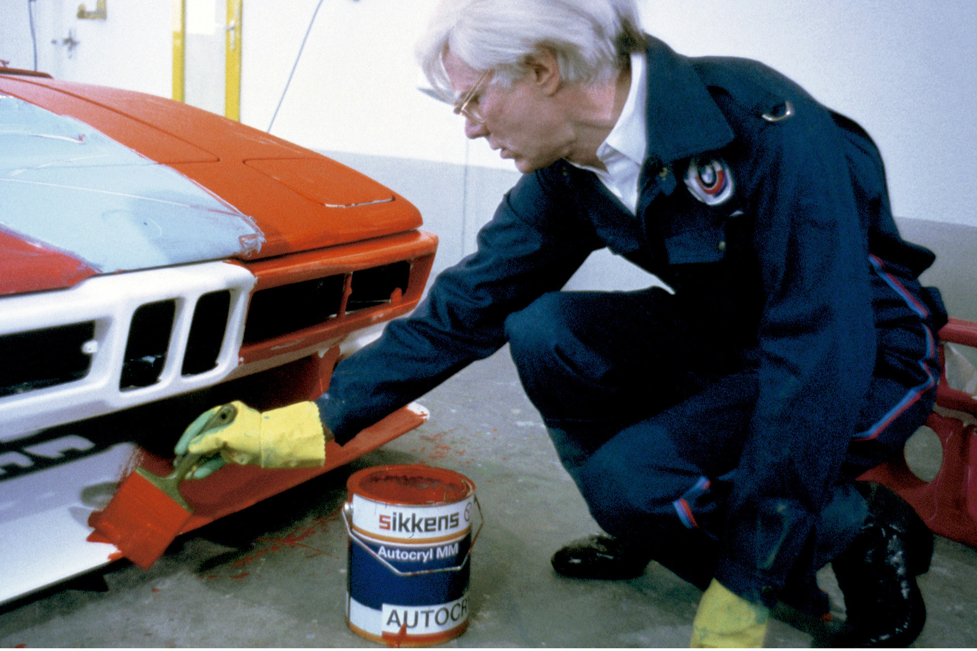 Andy Warhol, decorando el famoso coche.