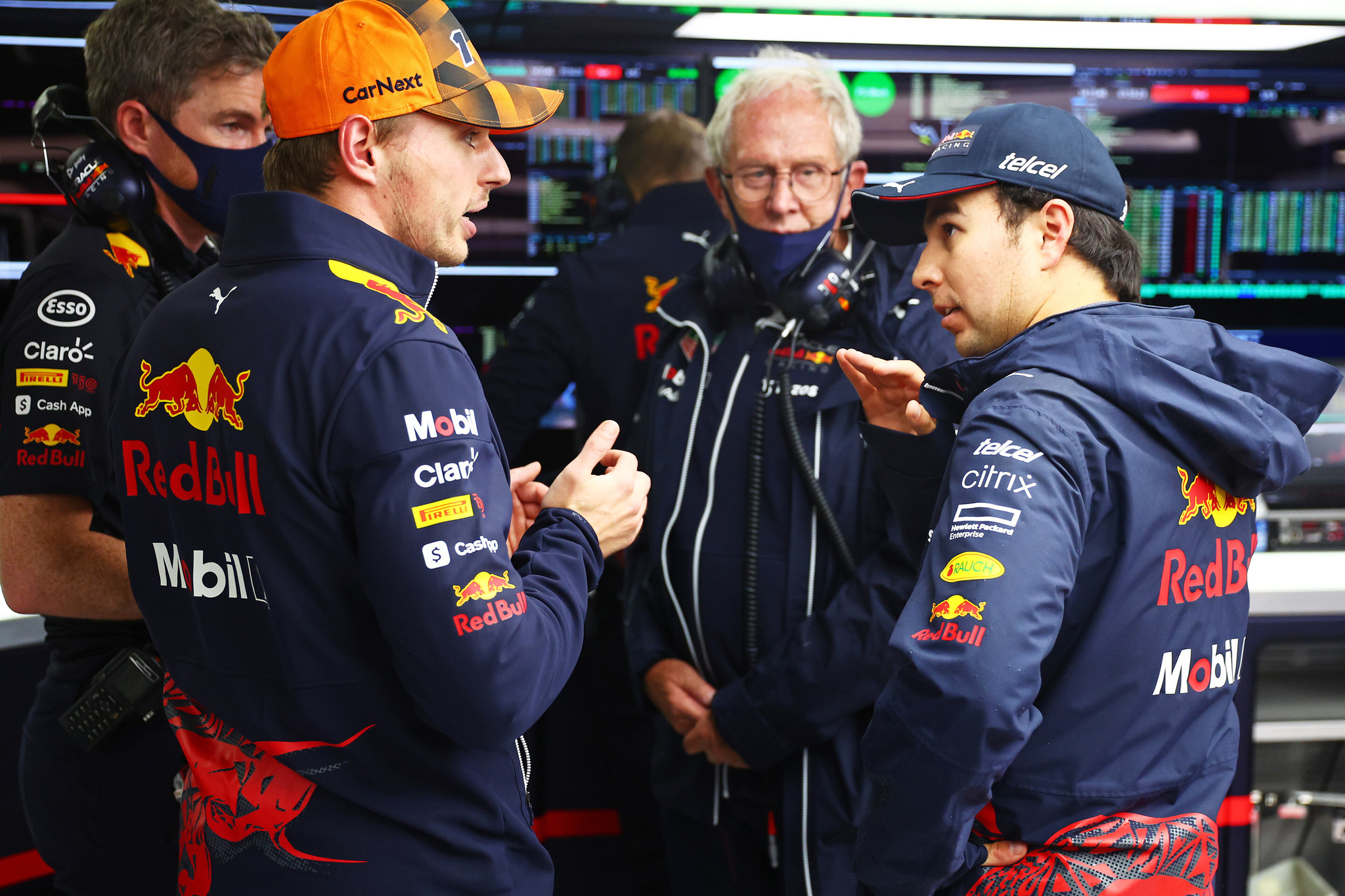 Checo Pérez y Max Verstappen hablan con Helmut Marko de testigo.