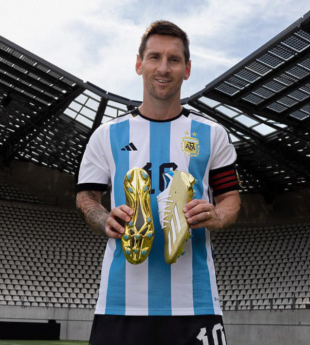 Forma del barco Contradecir Injusticia World Cup 2022: Messi plays against his younger self in latest Adidas advert  | Marca