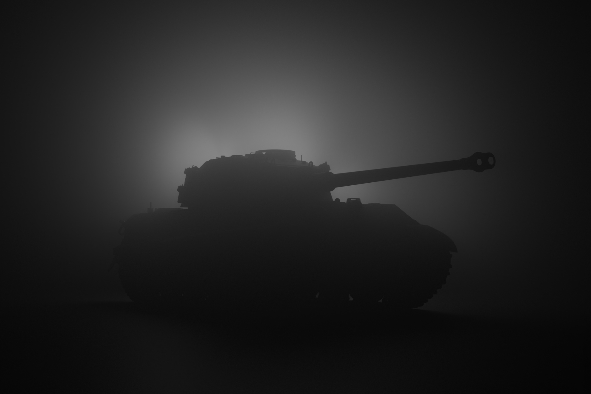 La silueta de un tanque en el campo de batalla.