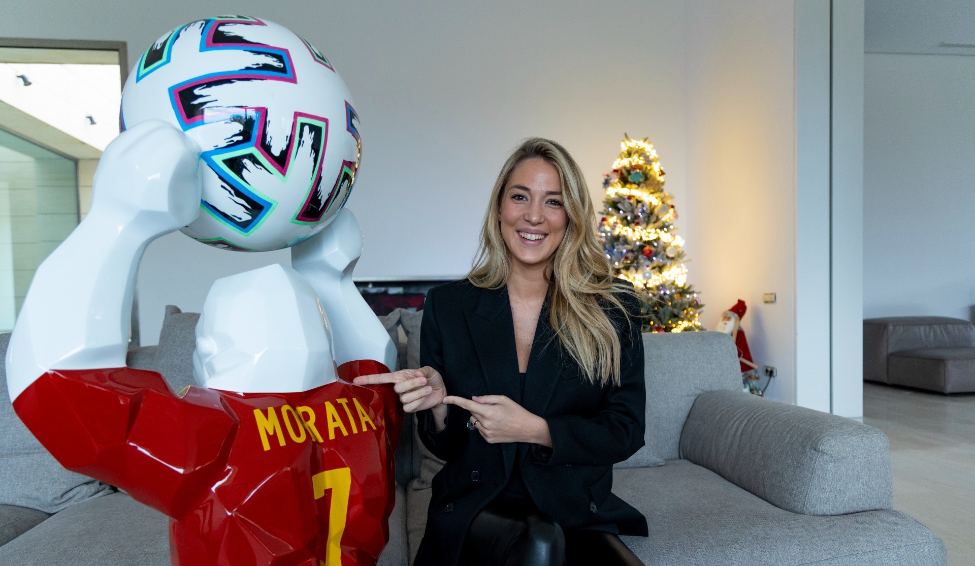 Alice Campello, en su domicilio de Madrid junto a un muñeco con la camiseta de Morata