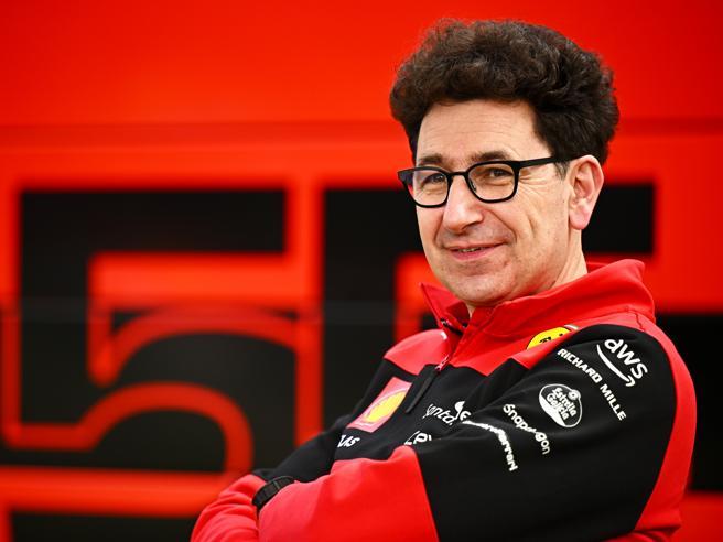 Mattia Binotto, jefe del equipo Ferrari, desmiente los rumores sobre su adiós en enero.